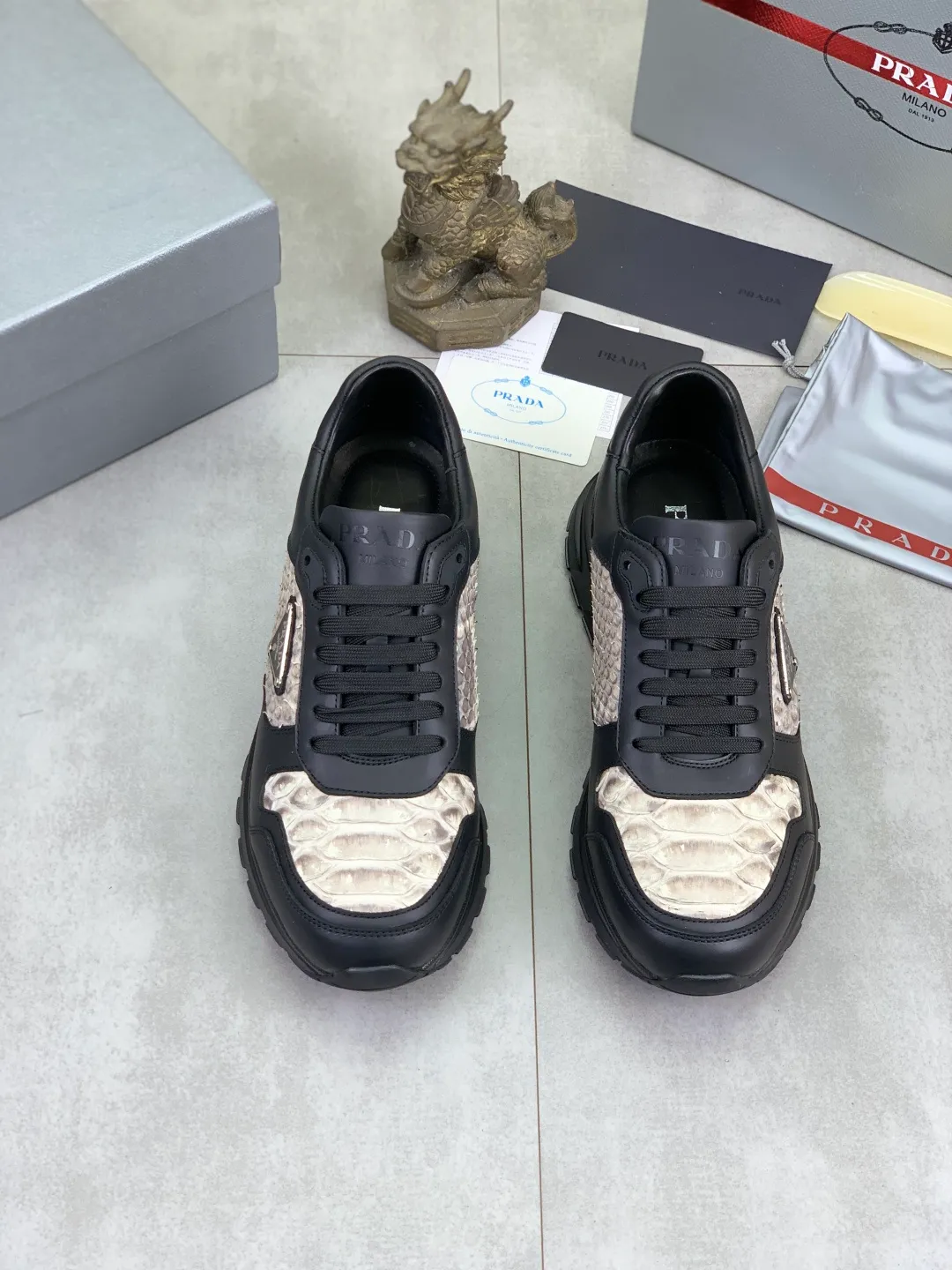 Men's men's shoes💰P580💰【New model】Top quality, new popular models on the official website, which will never go out of style for a century,🆘 The trendy brand (Prada) mainly promotes popular models, avant-garde and versatile fashionable men's shoes, privately molded, with cowhide splicing and 1:1 oil edge treatment... fashionable and simple, original imported cowhide with python skin, cowhide leather lining for feet; the atmosphere and personality are more fashionable, eye-catching and pursuing class. It will subvert the old idea and be a must-have for fashionistas who want to spend time with you! Must keep it! High-end comfortable and low-cost, high-end quality workmanship. Size: 38-44 Various colors available. full package
